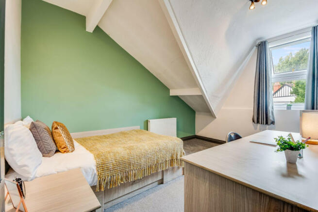 4 bed House to rent Image 5