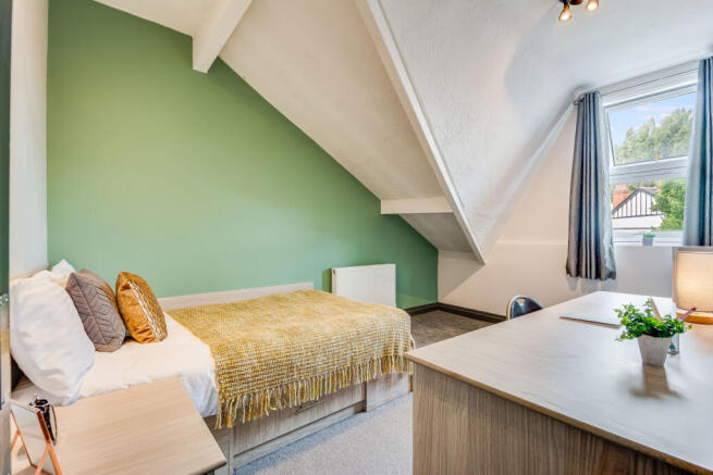 4 bed House to rent Image 5