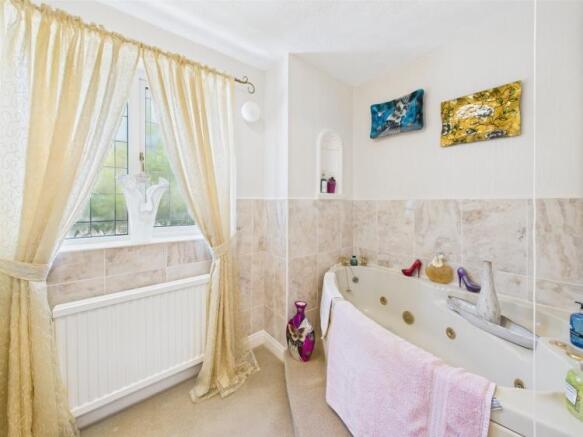 5 bed Detached for sale Image 8