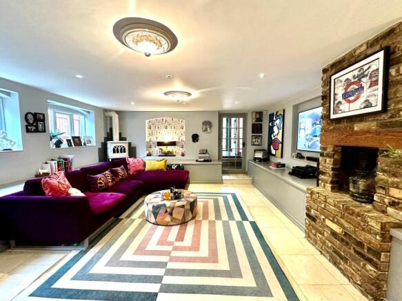 LARGE LOUNGE