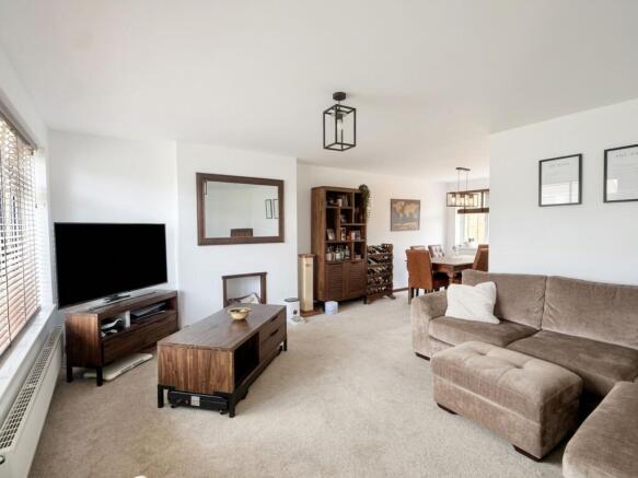 LOUNGE/DINING ROOM