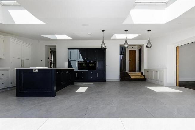5 bed Detached for sale Image 12