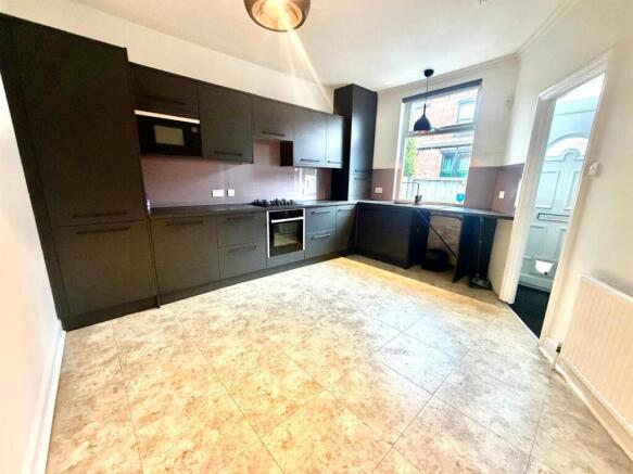 Modern Fitted Dining Kitchen: