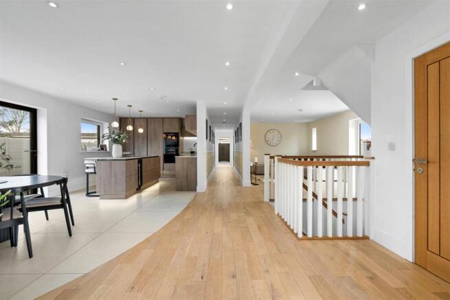 5 bed Detached for sale Image 4