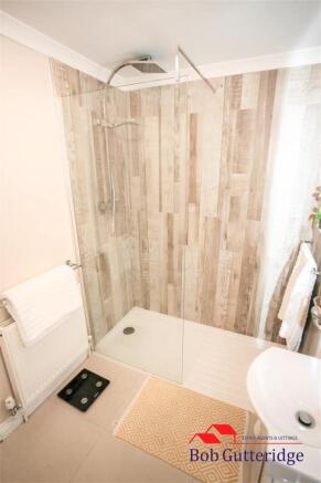 FAMILY SHOWER ROOM