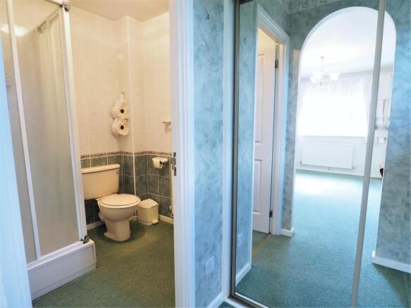 Dressing Room Into En-Suite 064a