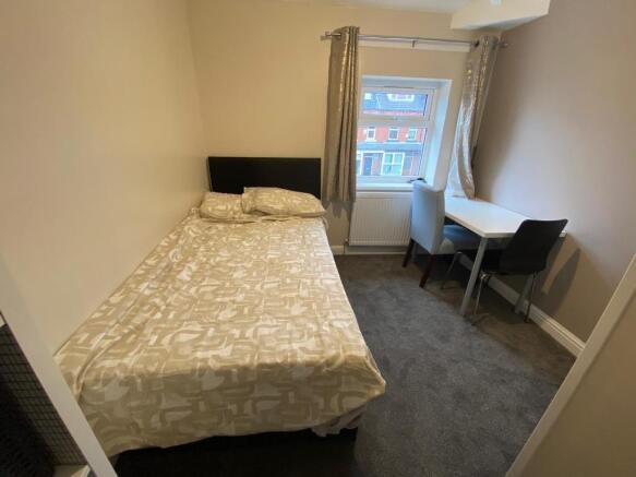 5 bed Semi-Detached to rent Image 4