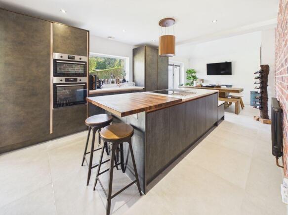 KITCHEN/BREAKFAST ROOM