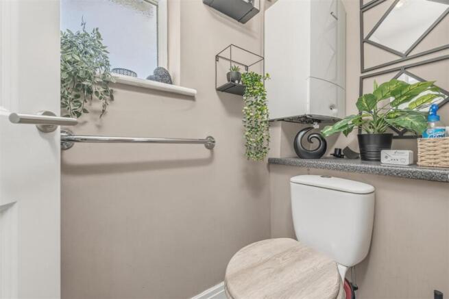 4 bed Detached for sale Image 6