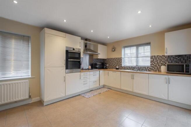 Platnam Grove, Birkby, Huddersfield, HD2 2RH photo 4
