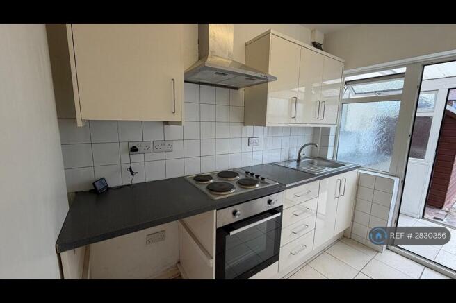 3 bed Terraced to rent Image 5