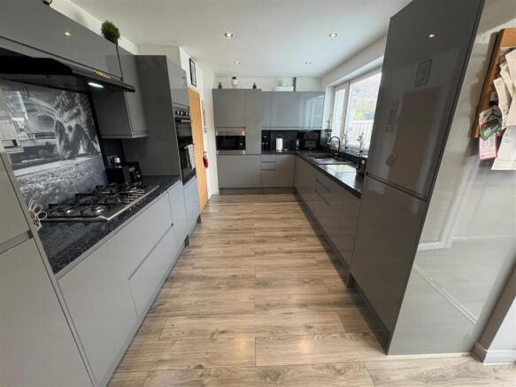 3 bed Semi-Detached for sale Image 7
