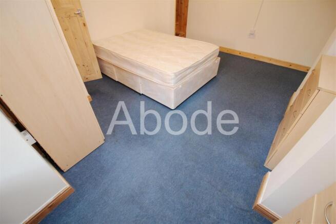 4 bed House to rent Image 8