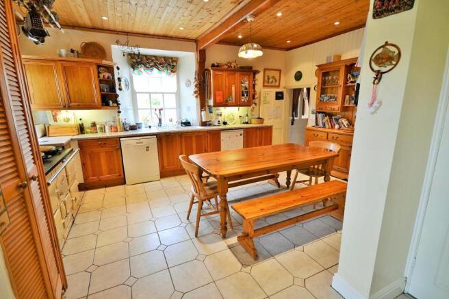 KITCHEN / BREAKFAST 
