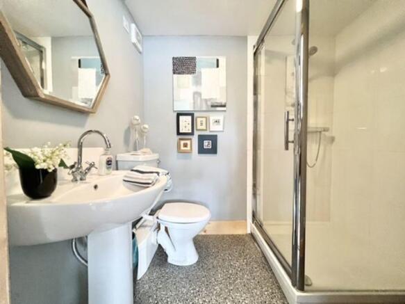 En suite bedroom 2