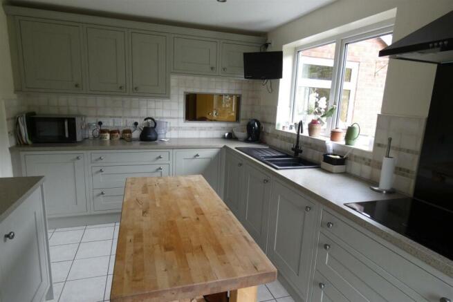 MODERN FITTED KITCHEN