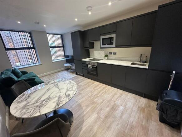 2 bed Apartment to rent Image 8