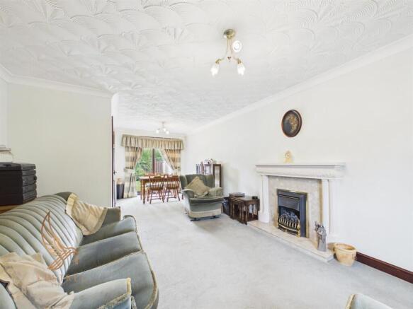 5 bed Detached for sale Image 8