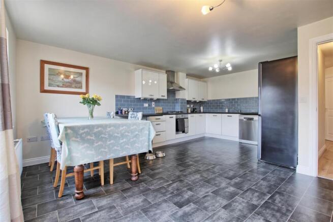 Dining to kitchen.jpg