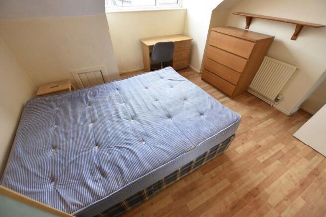 4 bed House to rent Image 9