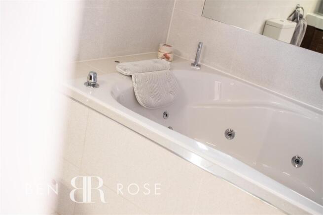 Master Ensuite Jacuzzi