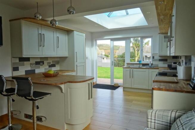 Kitchen/Dining Room: