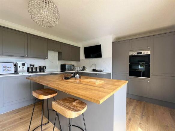 3 bed Apartment for sale Image 6