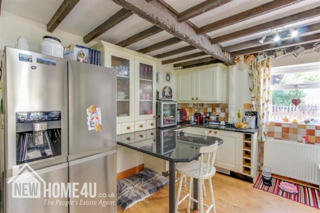 KITCHEN / BREAKFAST: