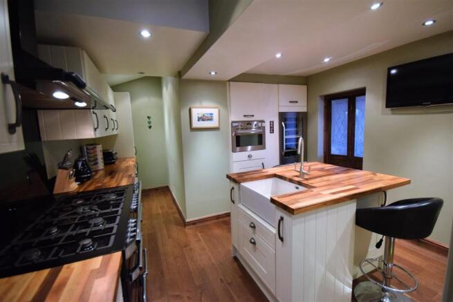 07 13 Cross Hill, Greetland, HX4 8JU Kitchen.JPG