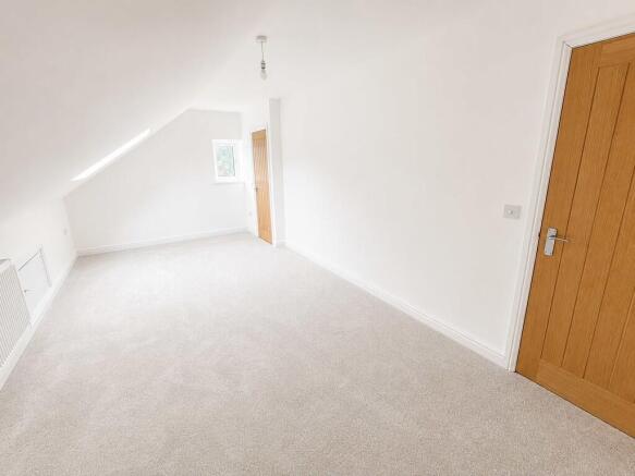 5 bed Semi-Detached for sale Image 9