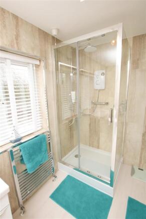 LARGE 4 PIECE BATHROOM