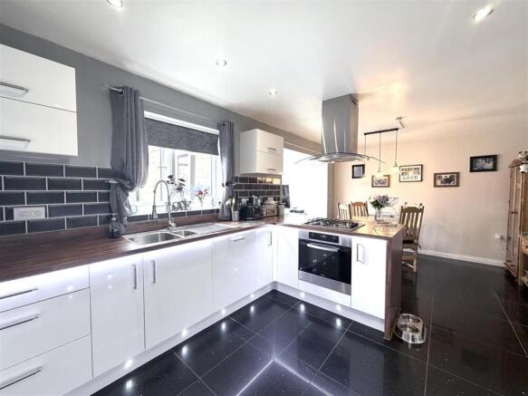 4 bed Detached for sale Image 4
