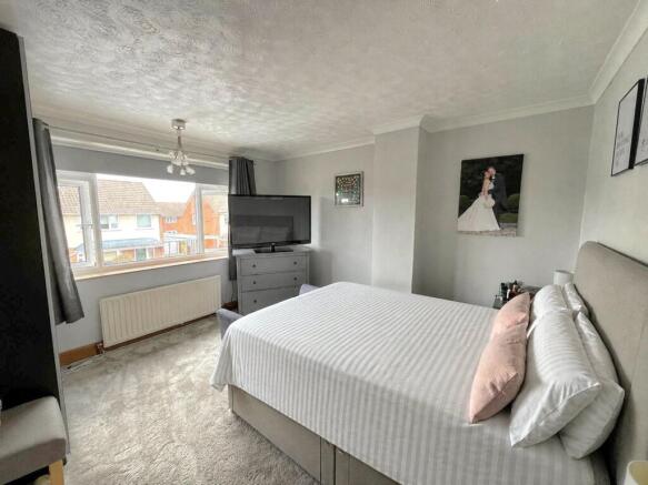 5 bed Semi-Detached for sale Image 5