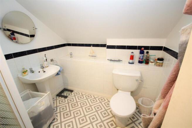 ensuite to bed 4.JPG