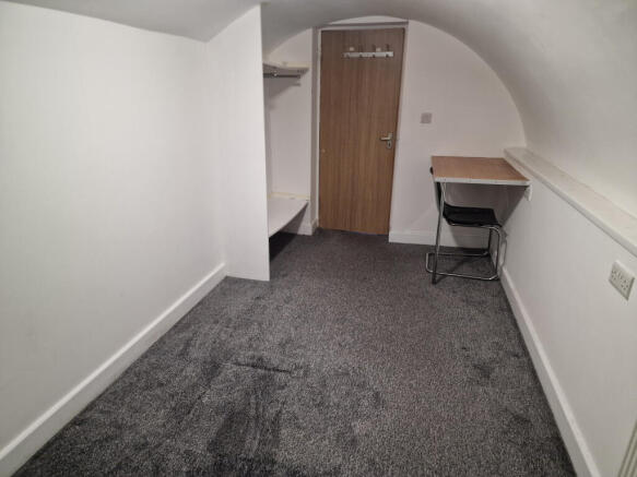 3 bed Flat to rent Image 8
