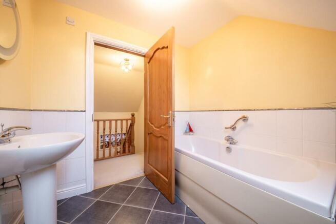 BATHROOM 01.jpg
