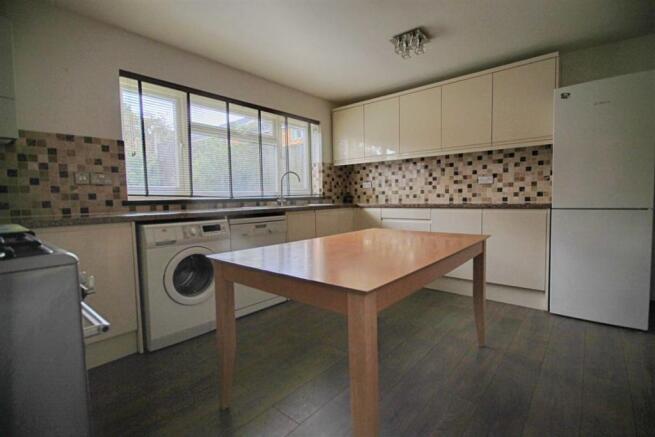 KITCHEN/DINING ROOM