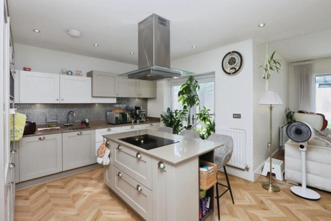 5 bed Detached for sale Image 6