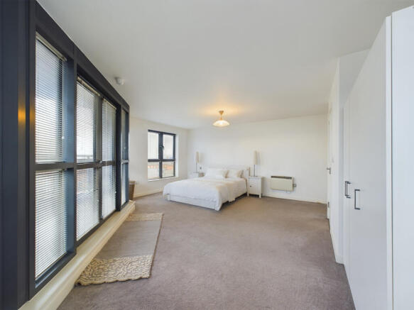 3 bed Apartment for sale Image 12