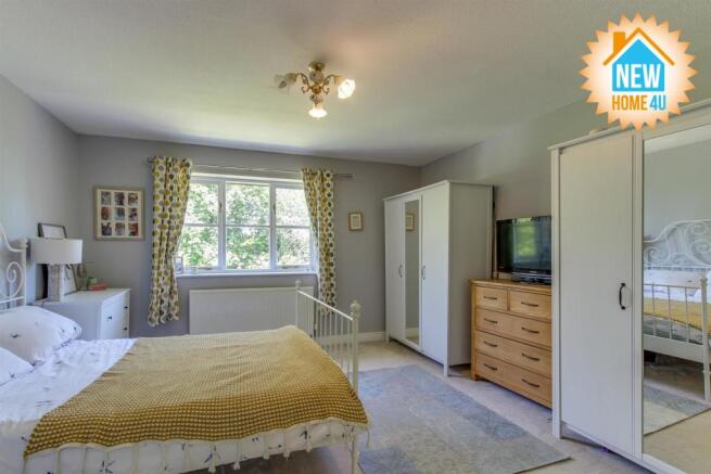 MAIN BEDROOM:
