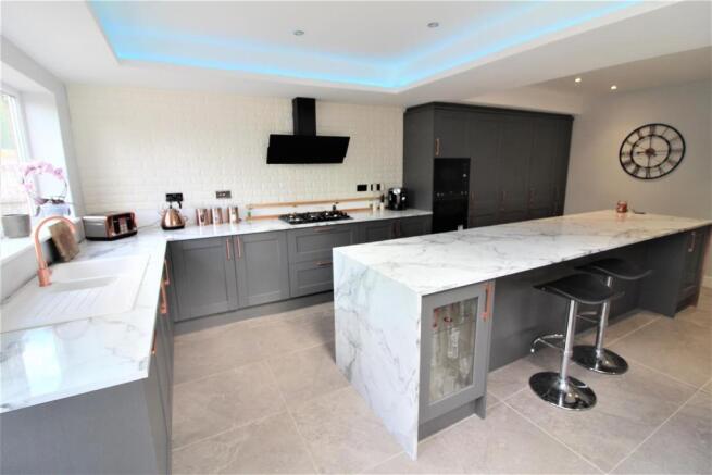 OPEN PLAN KITCHEN/DINING/LIVING ROOM
