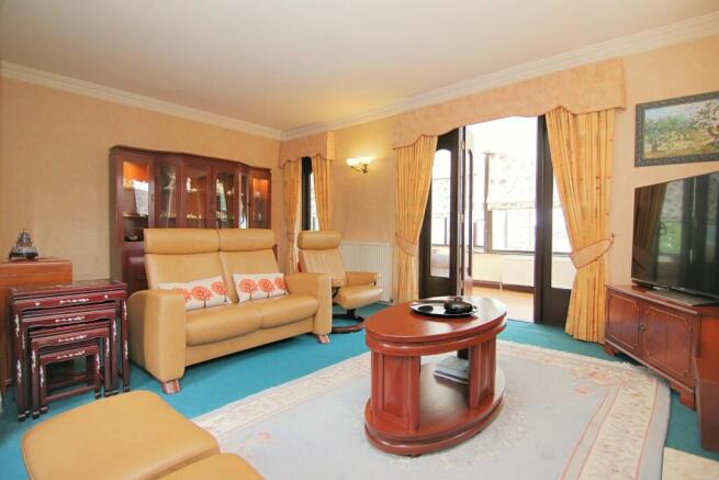 6 bed Detached for sale Image 4
