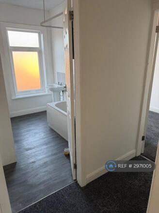 2 bed Terraced to rent Image 6