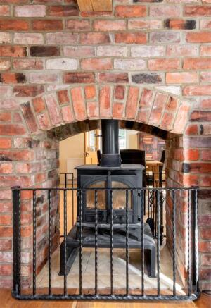 Dual aspect log burner