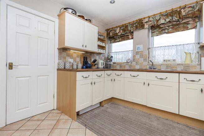 4 bed Detached for sale Image 8