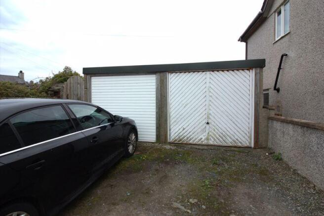garage to right