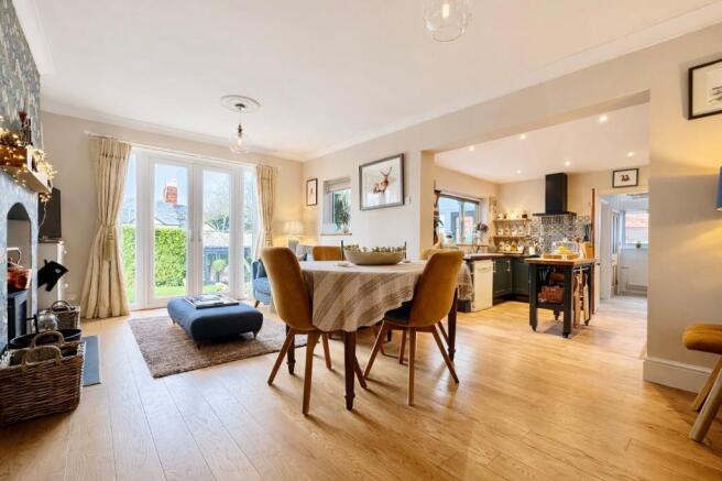 Open plan family room, dining & kitchen