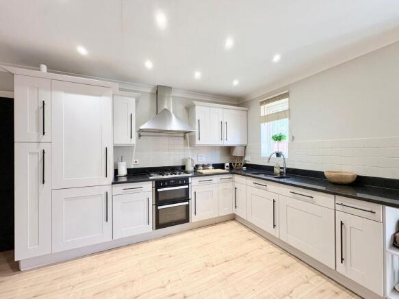 4 bed Detached for sale Image 8
