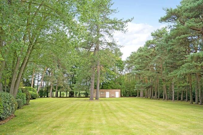 5 bed Detached for sale Image 9