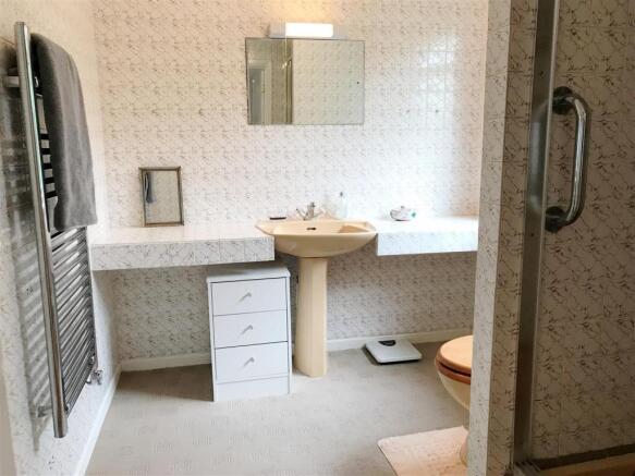 En-suite 1a.JPG